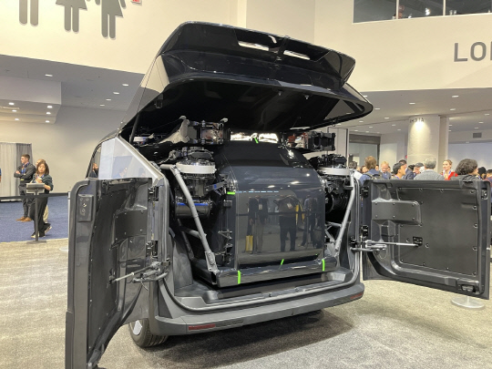 9일(현지시간) CES 2025가 열린 미 라스베이거스 컨벤션센터(LVCC) 노스홀 샤오펑 에어로트 부스에 전시된 '모듈형 플라잉카' 지상 모듈에 공중 모듈(플라잉카)이 실려있다. 장우진 기자